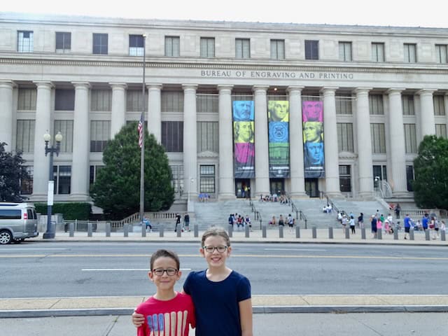 kids in front of the Bureau of Engraving and Printing in Washington DC